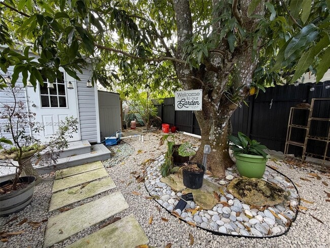 Building Photo - 9920 Jamaica Dr