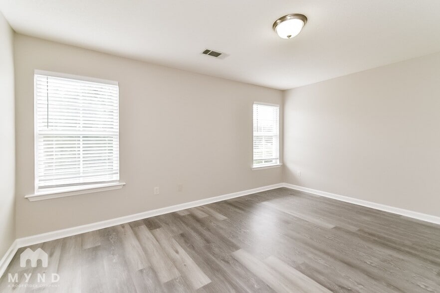 Building Photo - 4050 Sidlehill Dr