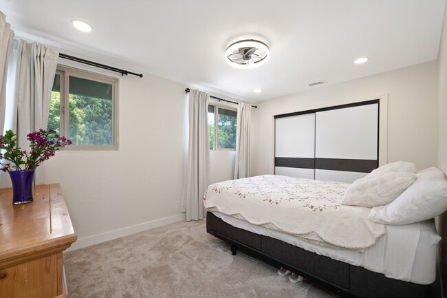 Building Photo - 124 Sequoia Ct