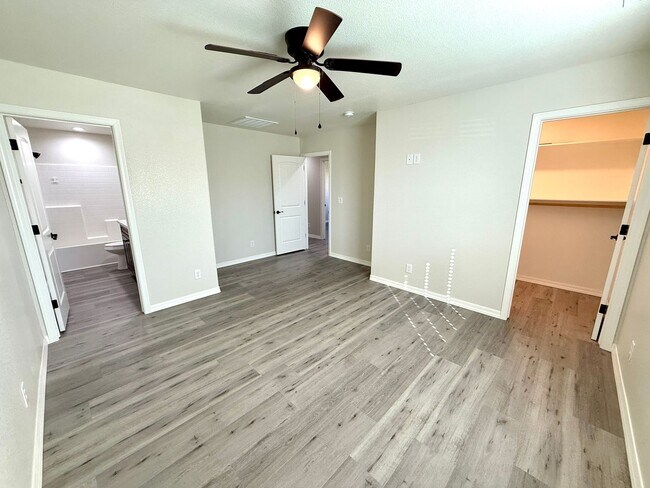 Building Photo - Modern 3 Bed, 2 Bath Home with Open Floor Plan & New Flooring – Fort Mohave- Available Now!