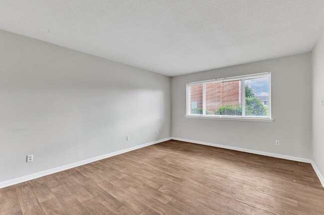 Building Photo - 2/2.5 Walking Distance to NC State