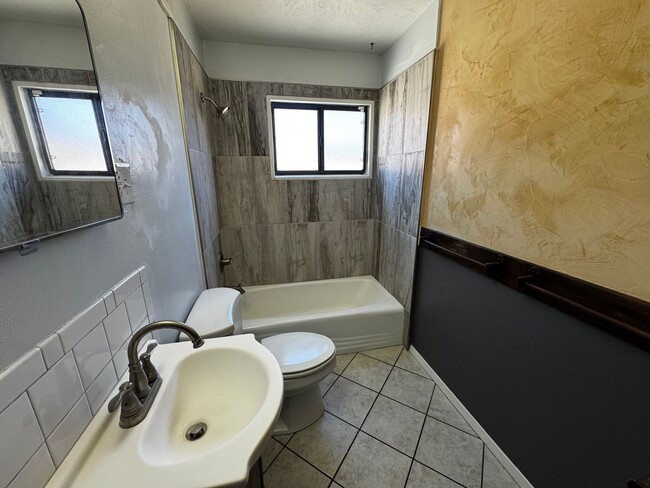 Building Photo - 3 Bed 2 bath in Northeast ABQ- $100/month ...