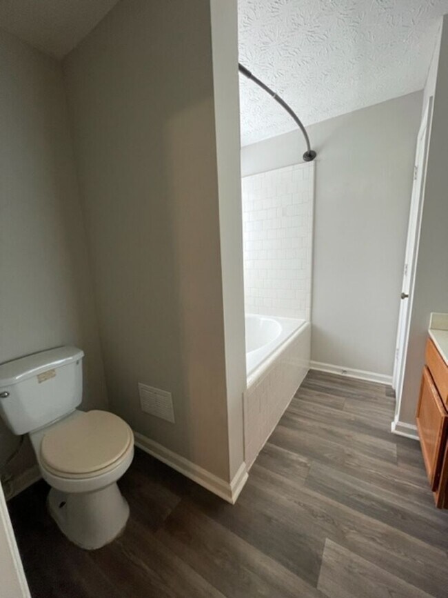 Building Photo - 3 Bedroom Home Available !