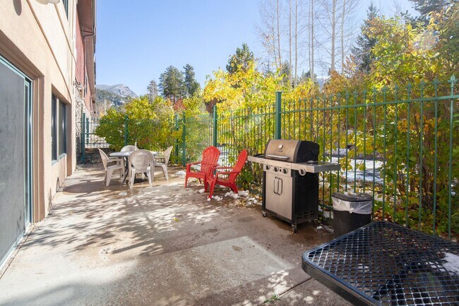 Building Photo - Evolve Real Estate: 3-6 Mos Lease Only Large Fully Furnished Condo Walking Distance to Keystone V...