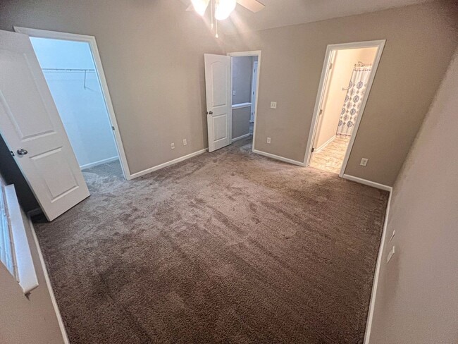 Building Photo - Lovely 2 bedroom 2 1/2 bathroom Townhome in Northeast Greensboro!