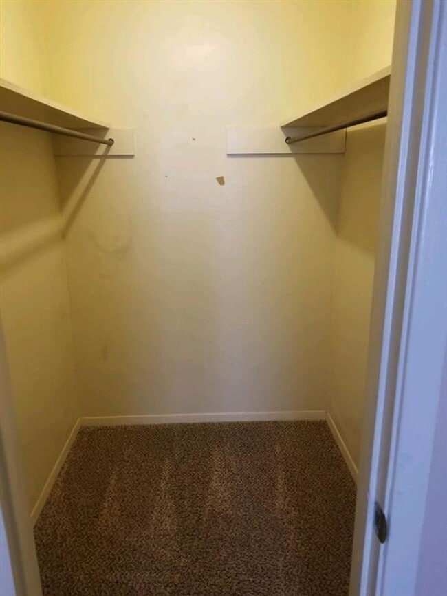 Building Photo - 2 Bed + 1 Bath - Spacious Townhome  close to Campus and Park