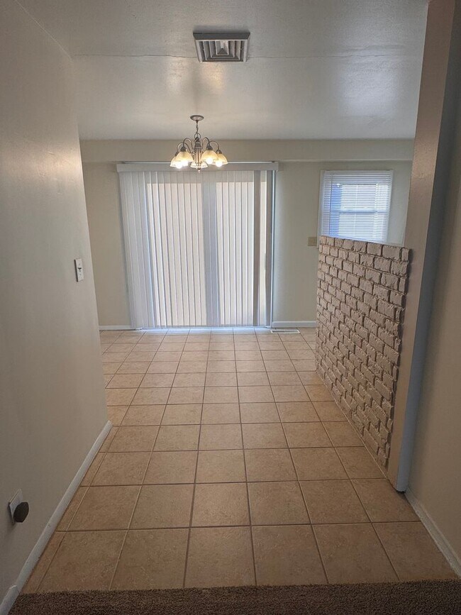 Building Photo - 3504 Oakview Dr