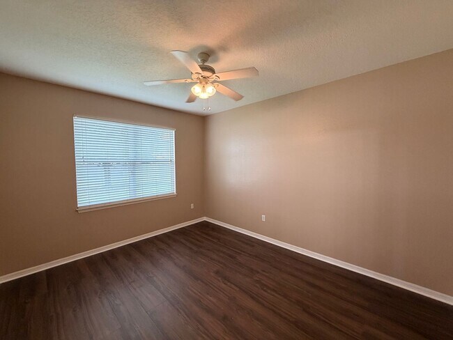 Building Photo - 633 Highland Meadows Ave