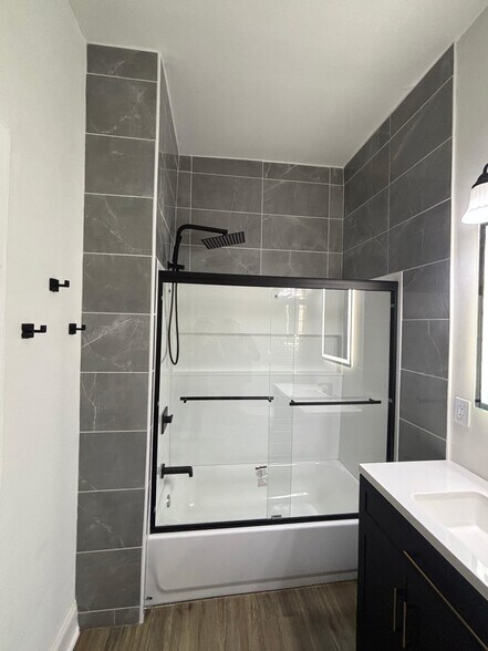 Master Bdrm bathroom - 302 N Sumner St