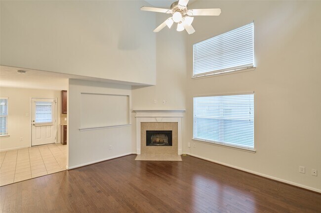 Building Photo - 12515 Lakeshore Dr