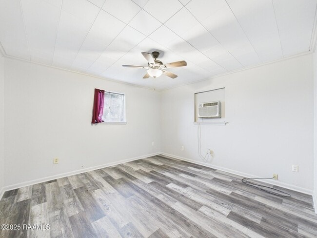 Building Photo - 906 Center St