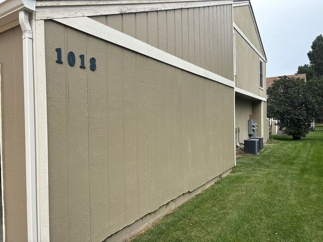 Building Photo - **Updated 2-Level Townhome in Fort Collins...
