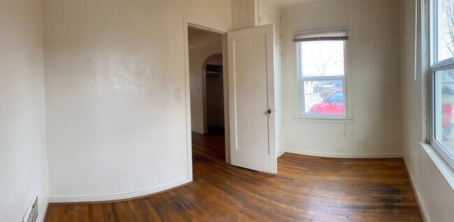 Building Photo - Duplex Close To Everything