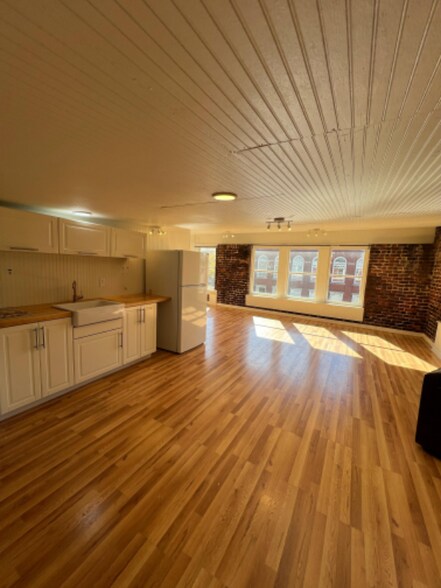 Building Photo - 119 W Main St