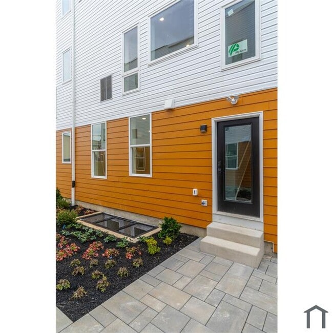 Building Photo - 2717 N Howard St