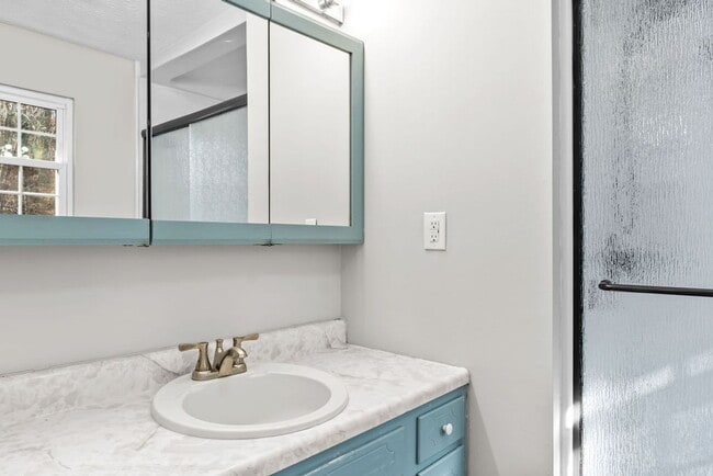 Building Photo - Newly Updated 4bd/3bth in Seymour!