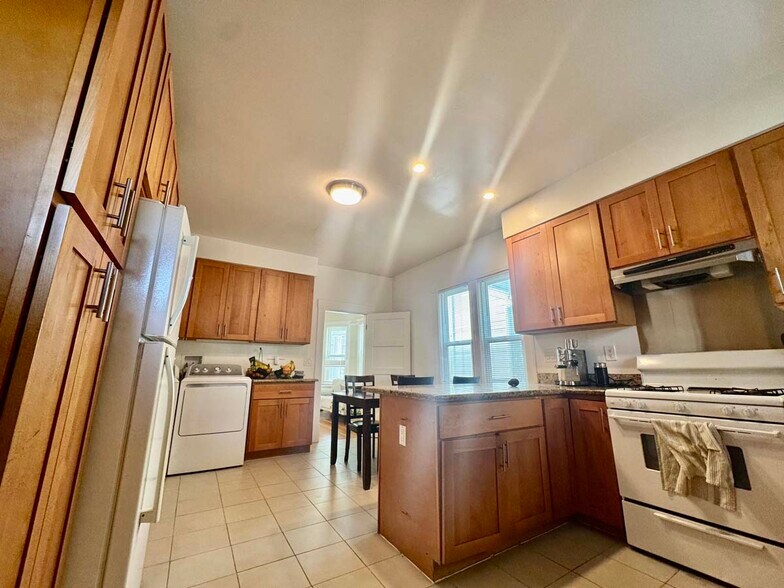 Building Photo - 2209 Haste St