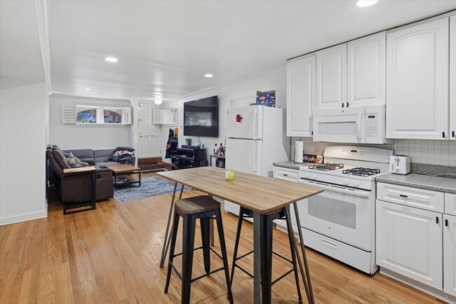 Building Photo - 1950 N Hudson Ave