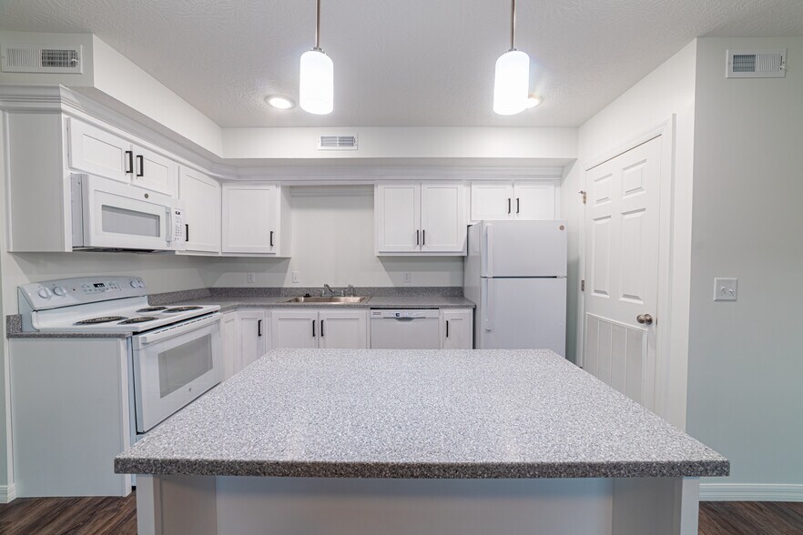 Primary Photo - 6208 Commerce Dr