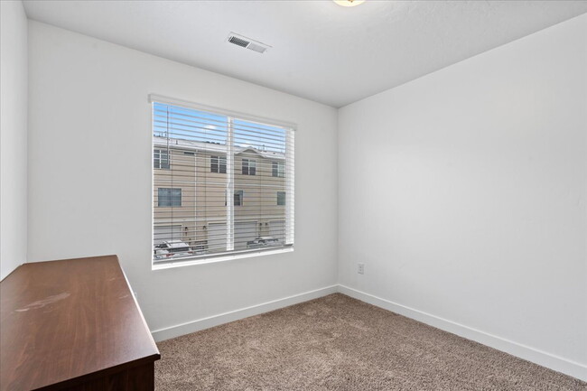 Building Photo - *$500 MOVE-IN SPECIAL* Charming 3-Bedroom ...