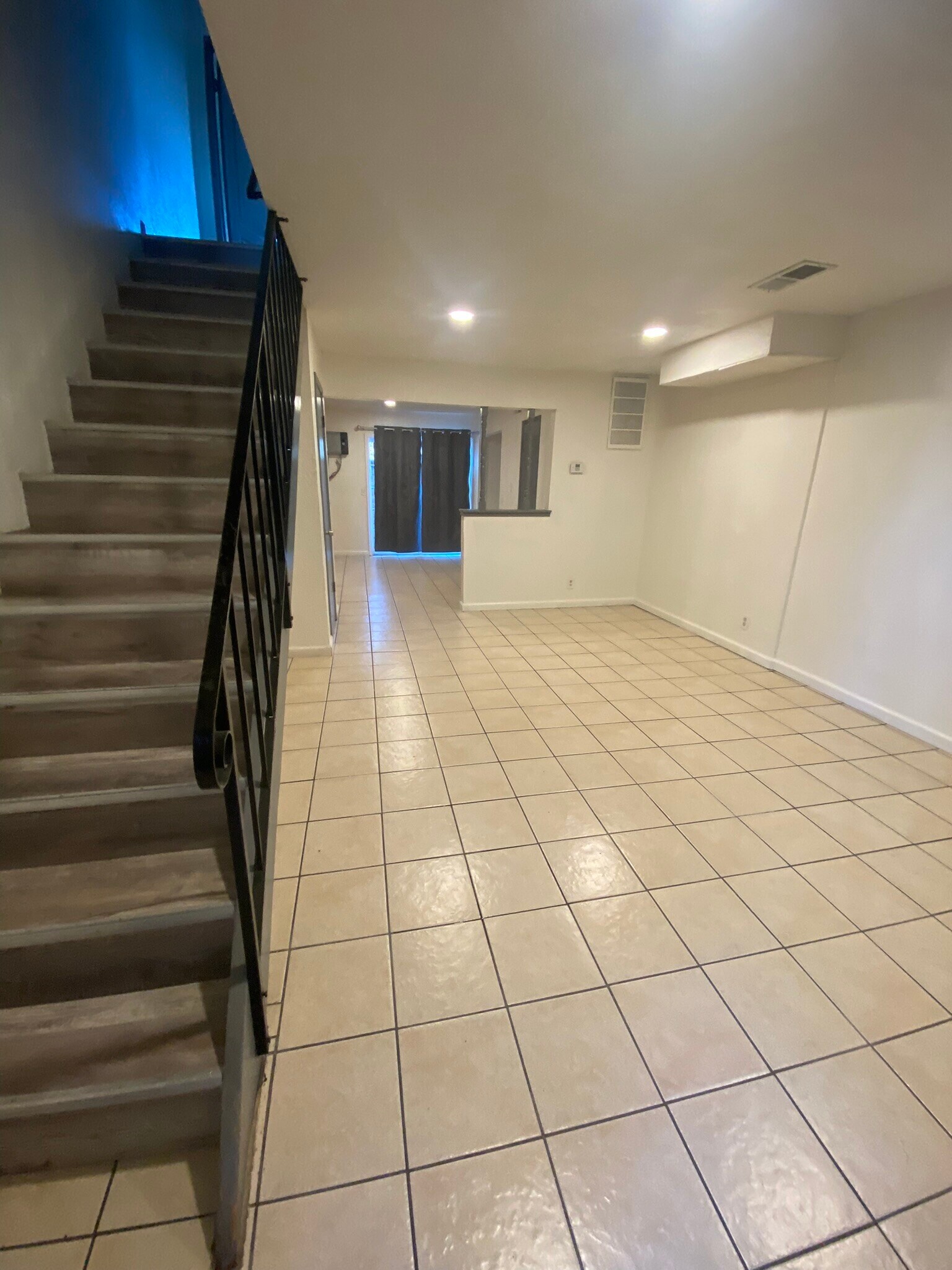 Building Photo - 3044 Amherst Dr