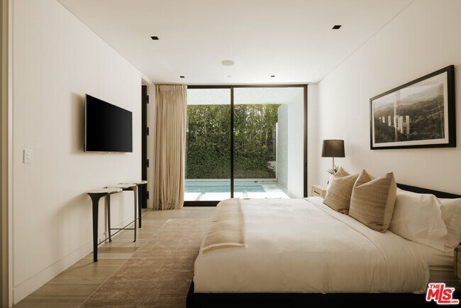 Building Photo - 1536 Blue Jay Way