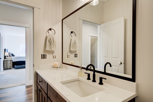 Building Photo - 32 E Clara Ct