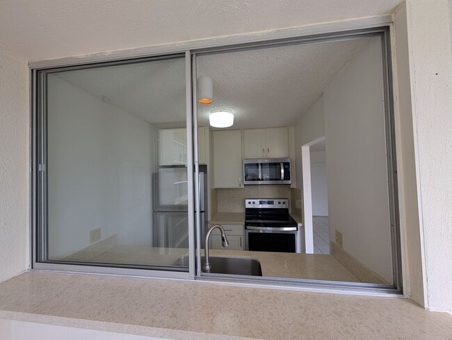 Building Photo - Large studio in the heart of Waikiki with assigned parking