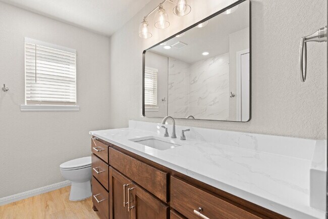 Building Photo - 3 Bed, 2 Bath Duplex (3rd bed is detached)