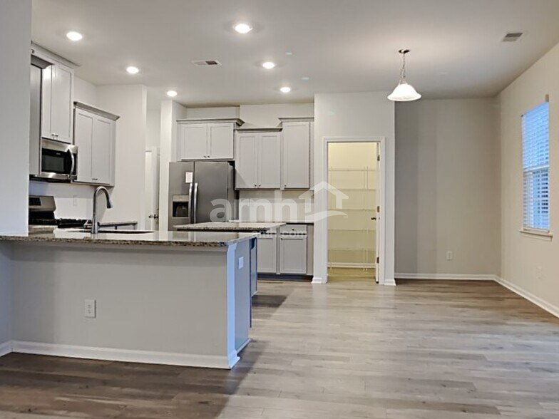 Building Photo - 514 Singing Bush Ave