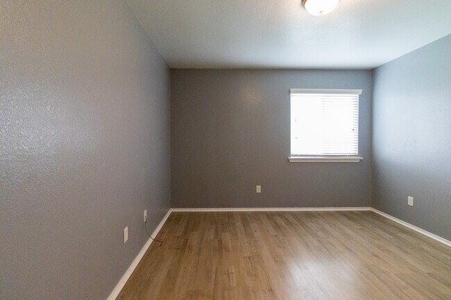 Building Photo - 6505 Clear Brook Dr