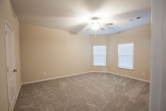 Building Photo - 1917 Dahlia Way