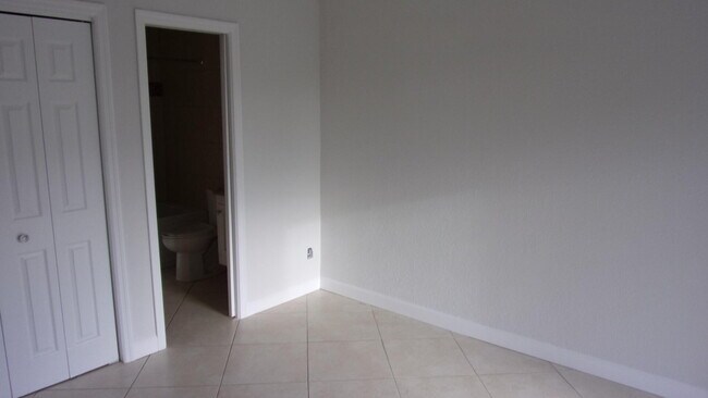 Building Photo - 195 SE Serenata Ct