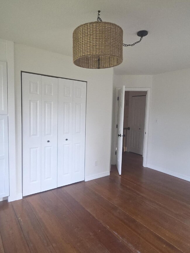 Building Photo - Spacious home in country setting, yet clos...