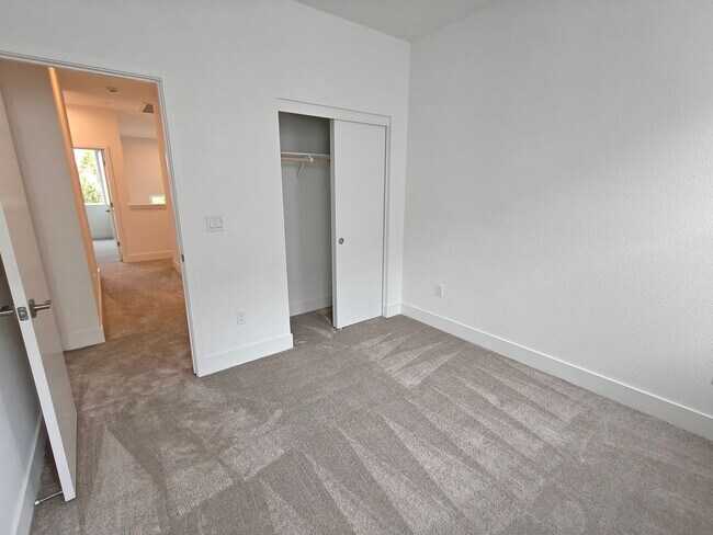 Building Photo - 259 Montague Expy