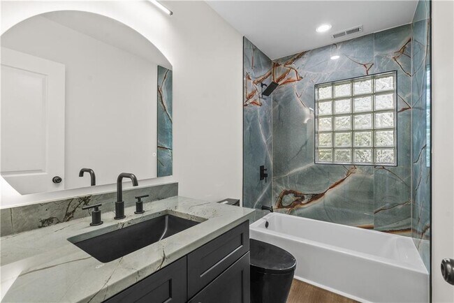 Building Photo - 1658 Altadena Pl SW