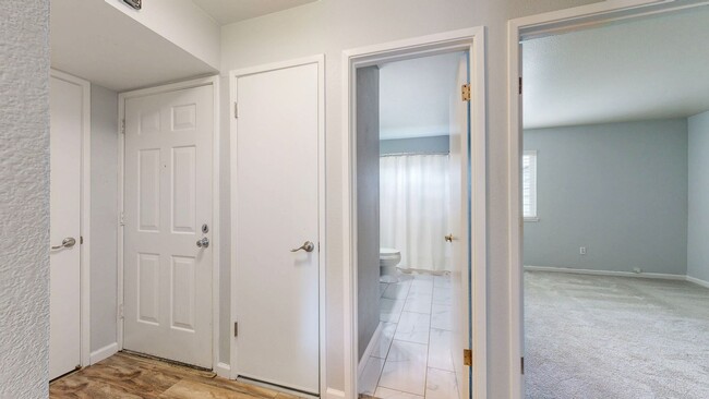 Building Photo - Serene 2 Bedroom 2 Bath Townhome in Windsor, CA with Carport Included!