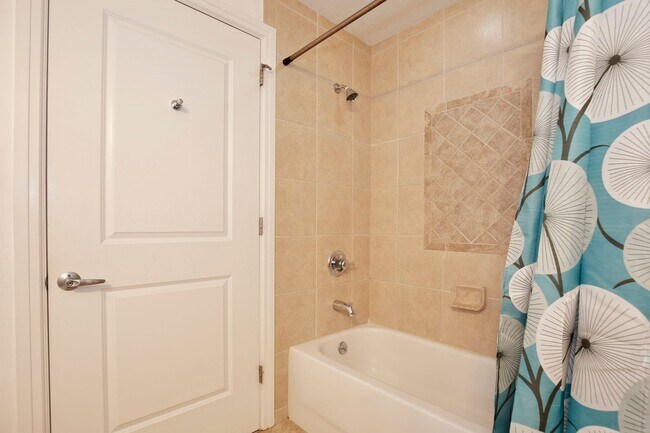 Building Photo - Modern 1/1 Condo in the Heart of Orlando –...