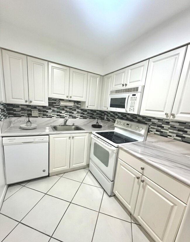 Building Photo - 4158 Inverrary Dr