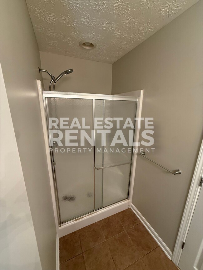 Building Photo - 3083 Lakeview Cir