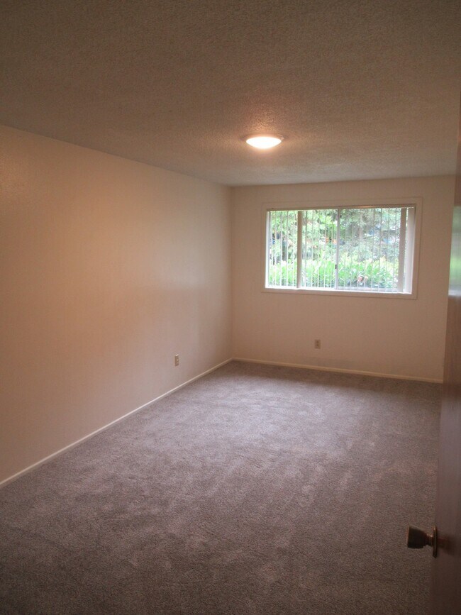 Building Photo - Three Bedroom Duplex in South Salem