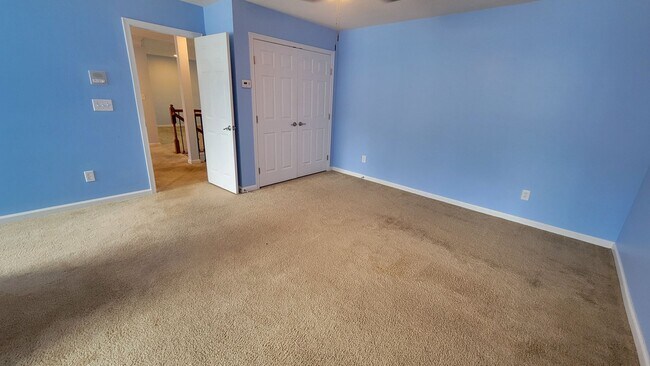 Building Photo - 4 Bed, 3.5 Townhome in Five Forks is Avail...