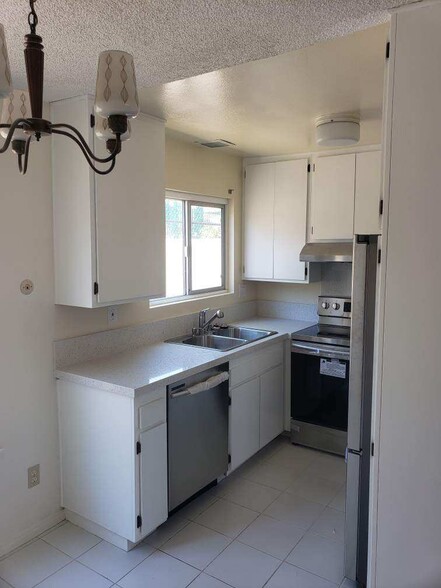 kitchen - 4667 E Mountain View Dr