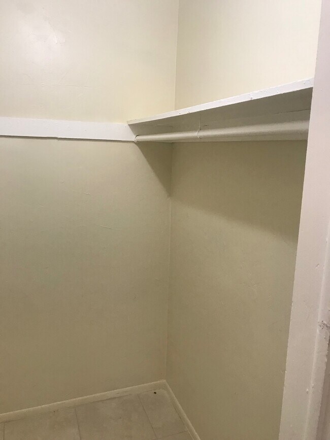 Building Photo - Large 3-1.5