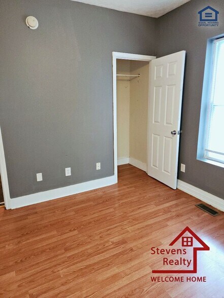 Building Photo - 912 W Scott Ave