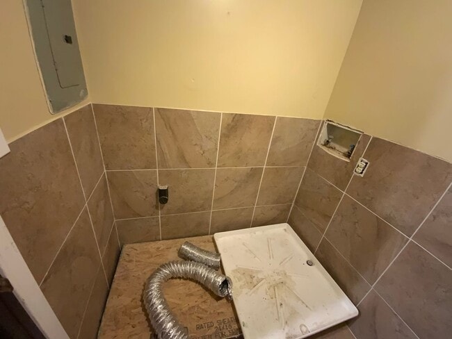 Building Photo - 3 Bedroom 1 Bathroom Apartment