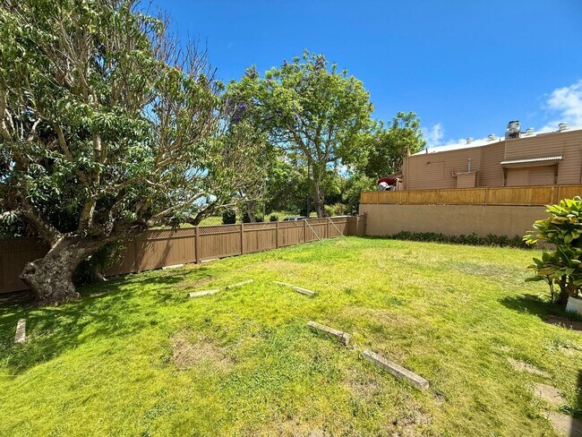 Building Photo - 3 Bedroom / 2 Bathroom Home with large yar...