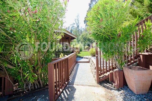 Building Photo - Spacious and Bright Tam Valley Home!  Mult...
