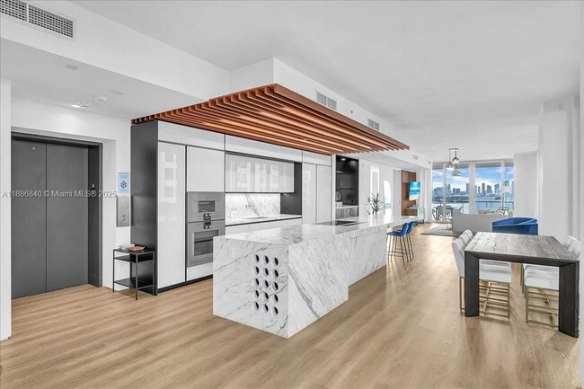 Building Photo - 1300 Monad Ter