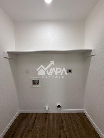 Building Photo - 5215 Fountain Lake Dr